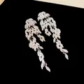 Eleganti orecchini a nappa con foglie argentate e brillanti cristalli di zirconia - Argento