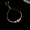 Detailansicht eines verstellbaren Goldarmbands mit einem ovalen rosa Zirkonia-Stein - Ovale Anhänger Armband / Gold-Rosa