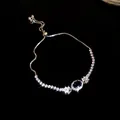 Detailansicht des Silberarmbands mit ovalem blauem Edelstein und weißen Zirkonia-Steinen. - Ovale Anhänger Armband / Silber-Blau