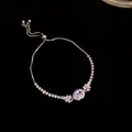Nahaufnahme des funkelnden ovalen Zirkons auf dem zarten, verstellbaren Tennisarmband - Ovale Anhänger Armband / Silber-Transparent