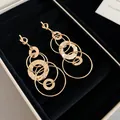 Elegante goldene mehrlagige Creolen-Ohrhänger präsentiert in einer edlen schwarzen Box. - 5# Silberstift Mehrschichtiger Verschluss-Stil / Gold