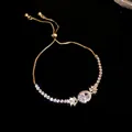 Detailaufnahme eines eleganten Goldarmbands mit Zirkonia-Ovalkristall und verstellbarer Kette - Ovale Anhänger Armband / Gold-Klar