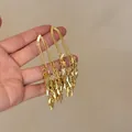 Elegante vergoldete Metall-Ohrringe mit Blattquasten und glattem Schlangenkettendesign - 37# Goldplattierter Blatt-Quasten-Stil / Gold