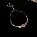 Makroaufnahme eines Zirkon-Armbands mit ovalem Anhänger und Schiebekette - Ovale Anhänger Armband / Silber-Rosa