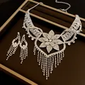 Vista dettagliata di un set di gioielli con collana e orecchini con fiori di strass - Set Collana e Orecchini a Fiore Argento