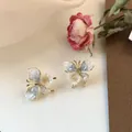 Detailansicht der eleganten Kristall-Schmetterlingsohrringe mit Perlenblumen-Akzenten - Schmetterlings-Blumen-Stil (2#)