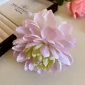 Primo piano di una molletta per capelli a forma di dalia in tessuto rosa con petali soffici. - Stile molletta a pinza / Rosa Chiaro