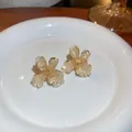 Elegante funkelnde Kristallblumen-Ohrstecker mit goldener strukturierter Mitte für Damen - Kristall Blütenblatt (25#)