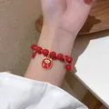 Handgefertigtes rotes Perlenarmband im chinesischen Stil mit goldenem Kuh-Anhänger-Detail - Kalb-Anhänger / 1 Stück / Rot