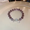 Elegantes handgefertigtes lila Perlenarmband mit funkelnden Mond- und Sternanhängern. - 81# Armband-lila-mond