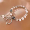 Elegantes handgefertigtes Perlenarmband mit silbernem Drachenanhänger auf Seidenhintergrund - 95# Armband-silber-drachenform