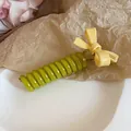 Süßer grüner Spiral-Haargummi in Telefonkabel-Optik mit einer gelben Schleife verziert - Vintage-Schleife (1#) / Gelbe Schleife