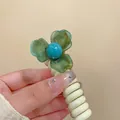 Süßer spiralförmiger Haargummi im japanischen Stil mit grüner Harzblumenverzierung - Matte Dreiblättrige Blume (H#) / Blau Weiß
