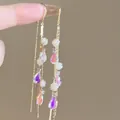 Dettaglio degli orecchini a nappa con fiori e perle a goccia colorate in oro - Nappa Lunga Oro Bianco