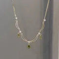 Détail du collier plaqué or 18 carats avec pendentifs en zircone verte en forme de goutte d'eau. - Water Drop Pendant (HN11174-1) / Or-Vert