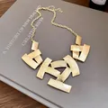 Vintage Goldene geometrische Statement-Halskette mit gebürsteter Textur und Gliederkette - Halskette - Gold