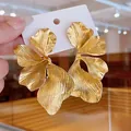 Grandes boucles d'oreilles feuilles de ginkgo dorées avec une finition métallique - Feuille de Ginkgo Brossée (85#)