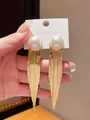 Détail des boucles d'oreilles à pompons dorés avec perle blanche et tige en argent S925. - Gland de Chaîne Doré en Perle (024)