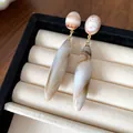 Primer plano detallado de pendientes retro de acrílico en forma de gota textura mármol - Café Claro