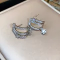 Dettaglio di eleganti orecchini a lobo in argento con zirconi e ciondolo a stella. - Orecchini a Stella (Perno Argento) / Argento