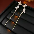 Eleganti orecchini a nappa con farfalla in oro premium e accenti di cristallo lucido - Ago D'argento N. 47 - Oro (placcato Oro Autentico)