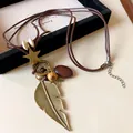 Detailansicht einer ethnischen Halskette mit Stern und Federanhängern aus Bronze - Halskette-Gold-Große Feder