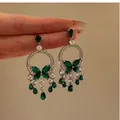 Gros plan d'élégantes boucles d'oreilles pampilles en zircon vert émeraude et fleurs - Style Gland à Fleurs (1#)