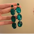 Vue détaillée de luxueuses boucles d'oreilles pendantes en cristal vert facetté - Style Gland Vintage (4#)
