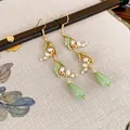 Boucles d'oreilles pampilles muguet vert avec finition dorée et perles en forme de goutte - Style Gland de Muguet (31#)