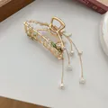 Vue détaillée d'une élégante pince à cheveux dorée avec muguet et glands de perles longs - Style Muguet à Gland (8#) / Or