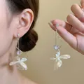 Boucles d'oreilles élégantes à pampilles argentées avec zircons et pétales blancs - Tige en Argent Sterling 925 Pendentif Gland Pétale à Trois Pièces (54#)