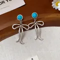 Boucles d'oreilles nœud argentées élégantes avec un accent de pierre turquoise ronde. - Tige en Argent Sterling 925 Boucle d'Oreille Gland Noeud Papillon (80#)