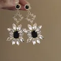 Boucles d'oreilles fleurs élégantes avec cristaux de zircone noirs et clairs dorés - Style de Gland de Fleur de Couleur Contrastée (49#)