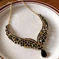 Detailansicht der goldenen Vintage-Halskette mit schwarzen Strass und Wassertropfen Anhänger - Halskette-Gold-Schwarz