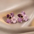 Elegante violette Blumen- und Kristall-Ohrstecker auf weichem Seidenhintergrund - Kombiniertes Edelstein-Blumendesign (13#)