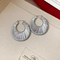 Squisiti orecchini a cerchio a U argentati con un design unico a trama verticale - Orecchino N. 59 - Argento - Piccolo