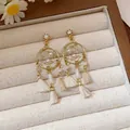 Elegante Traumfänger-Quastenohrringe mit Zirkon-Blume in Cremeweiß - Traumfänger Strass Blumenstil (109#) (925 Sterlingsilber Ohrstecker-Stift)
