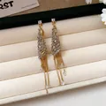 Elegante goldene Quasten-Ohrringe mit grauen Zirkonia-Kristallen und Kettenfransen. - Langer Quastenanhänger-Stil (96#)