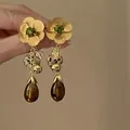 Neue chinesische florale Quastenohrringe mit grünem Kristall und braunem Tropfen - Silberne Nadel Stil (01)