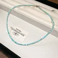 Primo piano di una collana girocollo bohémien vintage con perline turchesi su vassoio - Collana No. 18 (Acciaio al Titanio Blu)