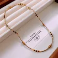 Dettaglio ravvicinato di collana vintage bohémien con perle a tubo dorate e occhio di tigre - Collana No. 24 (Perline Tubolari Vintage)