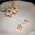 Ohrringe im chinesischen Stil mit Lotusblüten und weißen Perlenquasten in Rosa - Ohrhaken Stil (20)