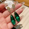 Vintage smaragdgrüne Tropfenohrringe mit goldener Metallstruktur für eleganten Look - Silberne Nadel Stil (25)