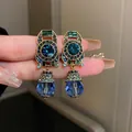 Ohrringe im chinesischen Vintage-Stil mit blauen Kristallen und grünen Steinen - Ohrclip Stil (27)