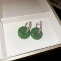 Neo-Chinesische grüne Donut-Ohrringe mit silbernen Kristallreifen für eleganten Schmuck. - Ohrschnalle Stil (32)