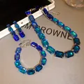 Vue détaillée d'un ensemble de bijoux vintage avec cristaux bleus et turquoise. - Ensemble trois pièces / Bleu