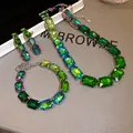 Gros plan sur l'ensemble collier, bracelet et boucles d'oreilles en cristal vert émeraude - Ensemble trois pièces / Vert