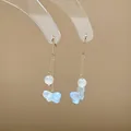 Elegante goldfarbene Hängeohrringe mit weißen Perlen und hellblauen Schmetterlingsanhängern - Ohrhaken Stil (41)