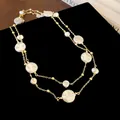 Elegante collana bohémien vintage a strati d'oro con perle bianche irregolari e catena - Collana No. 33 (Perla Barocca)