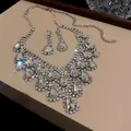 Vista dettagliata di un set di gioielli in argento con cristalli a forma di goccia d'acqua. - Set collana e orecchini / Argento